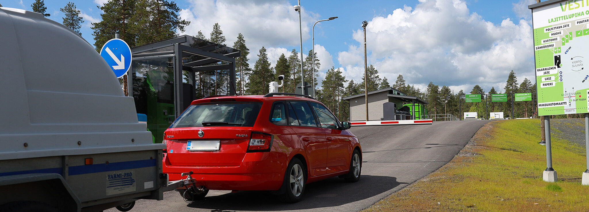 Auto ajamassa Oulaisten lajittelupihalle