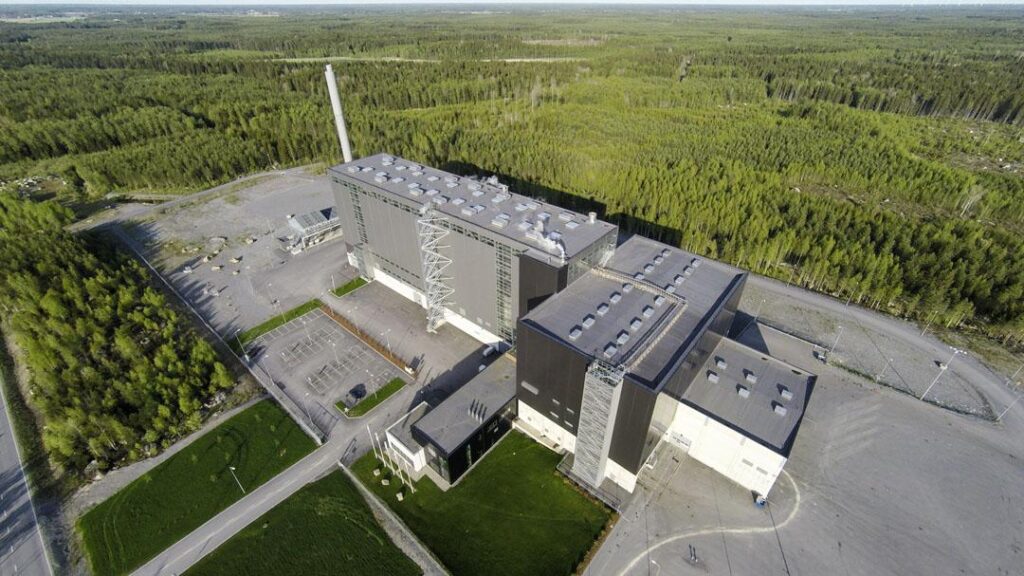 Westenergyn jäte-energialaitos ylhäältä päin kuvattuna. Ympärillä näkyy metsää.